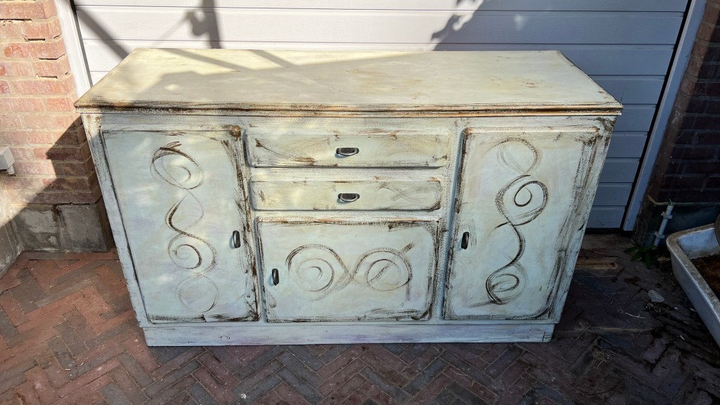 e Meeste Oude Verf die ik OOIT heb Verwijderd tijdens een Vintage Buffetkast Restauratie! – Stap voor Stap - Gids, oude verf strippen, verf schraper, buffetkast opknappen (4)