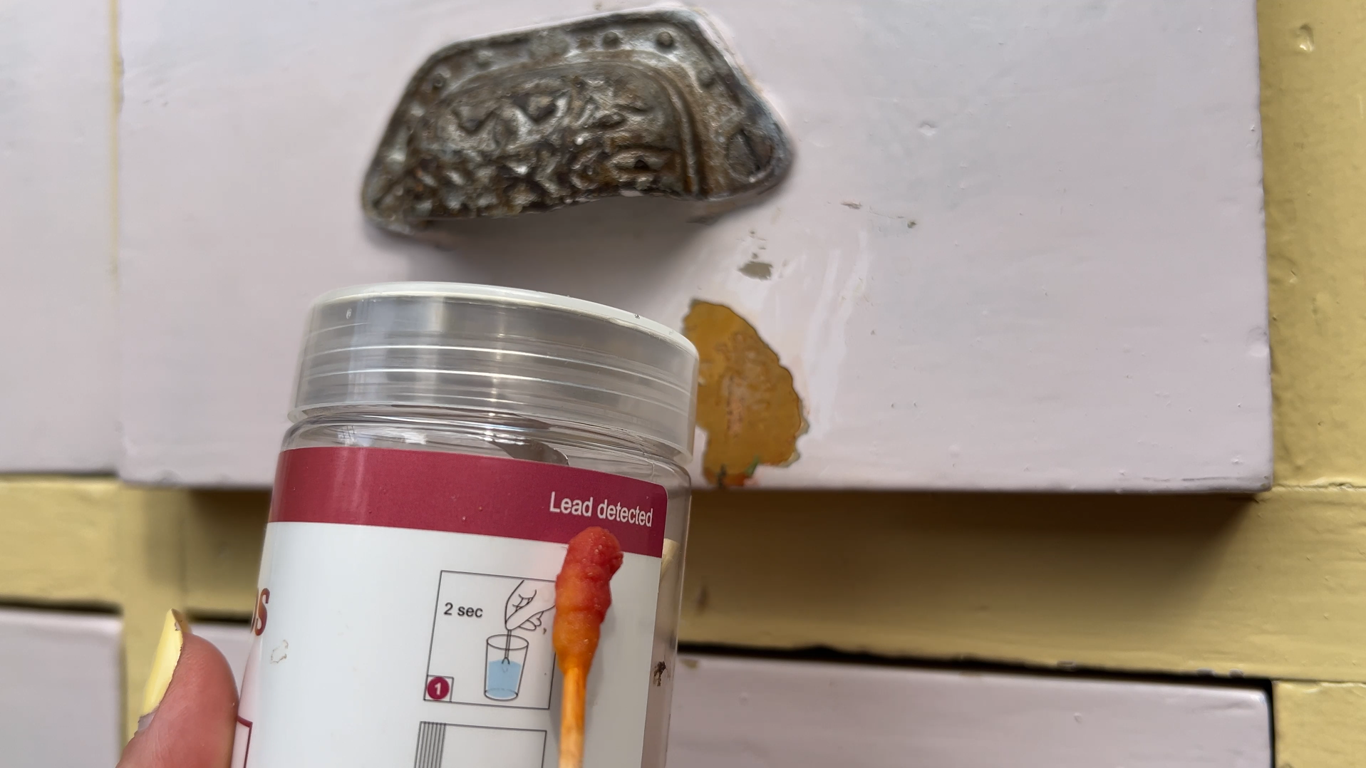 Bij het uit elkaar halen van de kast kwam ik laag na laag tegen: geel, grijs, groen en zelfs rood. Het vergde meerdere lagen afbijtmiddel en eindeloos veel schrapen. Het voelde alsof ik mijn geld verloren had aan een nep-antik.
Maar bij de laden gebeurde er iets bijzonders… De kast was eerder omgebouwd tot een lollypop-stand en zat vol met toevoegingen. Eerst haalde ik alle losse delen, felle verf en MDF-platen weg. Let altijd op bij dit soort projecten: vaak zijn originele elementen verborgen onder latere toevoegingen.