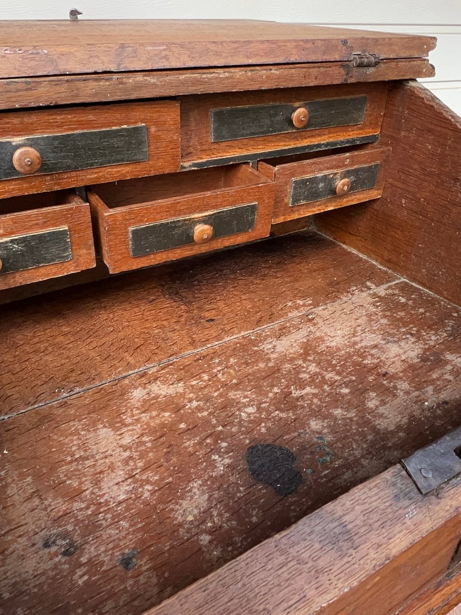 Restauratie van een eiken secretaire uit de jaren 1920 met verborgen&nbsp;verrassingen