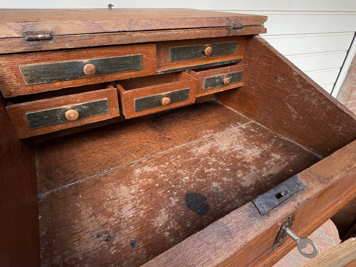 Restauratie van een eiken secretaire uit de jaren 1920 met verborgen&nbsp;verrassingen