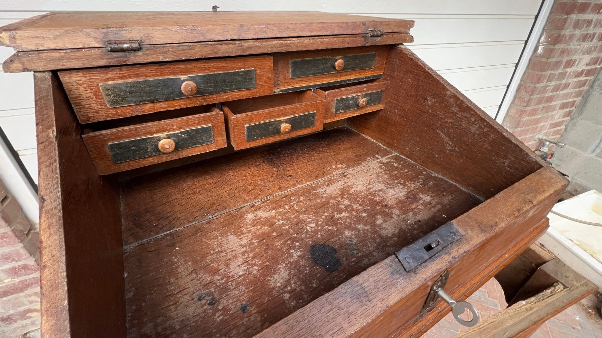 Restauratie van een eiken secretaire uit de jaren 1920 met verborgen&nbsp;verrassingen