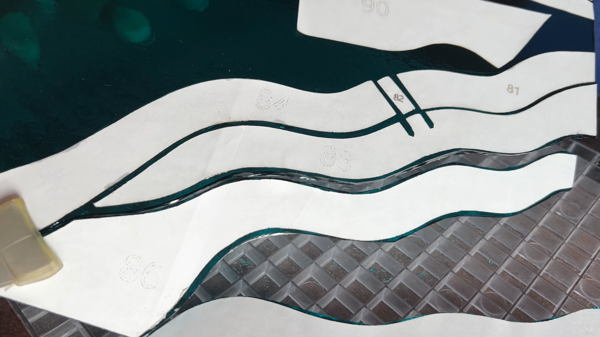 ikea-kast-makeover-glas-in-lood-stained-glass-art-transformatie-DIY-VIntage-meubels-restylen-IKEA-kast-upcycling-refurbishing